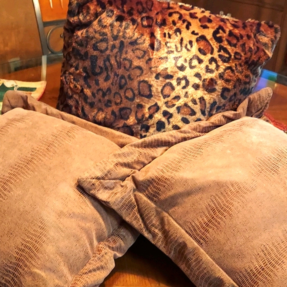 Set of 3 throw pillows